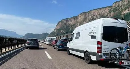 Avio: autotreno in fiamme sull'A22, lunghe code in direzione sud, salvo il camionista