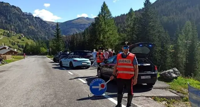 I bolidi che sfrecciano sui passi dolomitici: ritirate altre dieci patenti nei controlli dei carabinieri