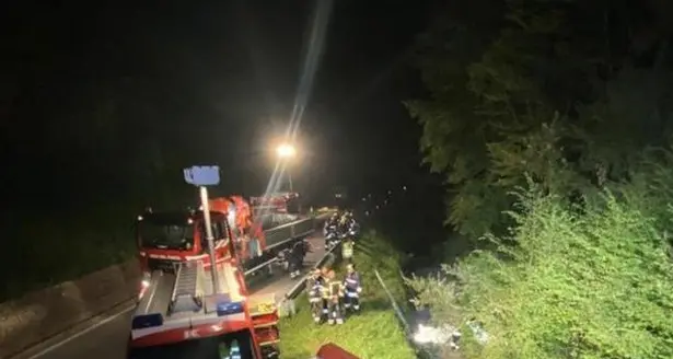 Auto fuori strada finisce nel torrente, ferita una ragazza