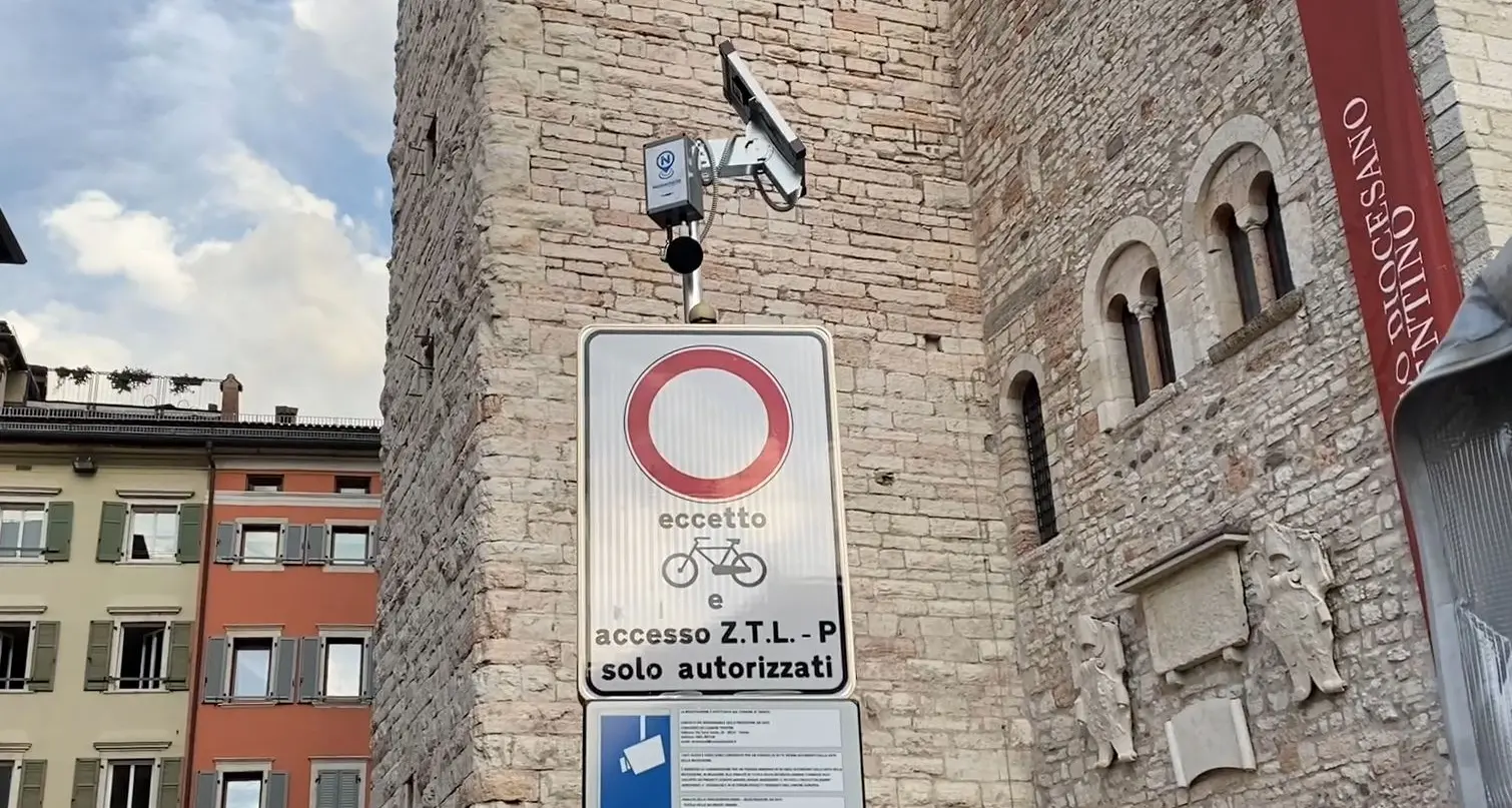 Il microfono in piazza Duomo? Serve solo a monitorare l'inquinamento acustico, niente a che fare con sicurezza e sorveglianza