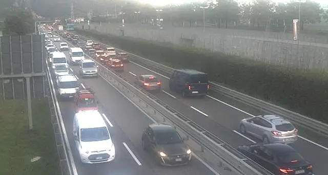 Traffico intenso e qualche rallentamento, non solo nel capoluogo