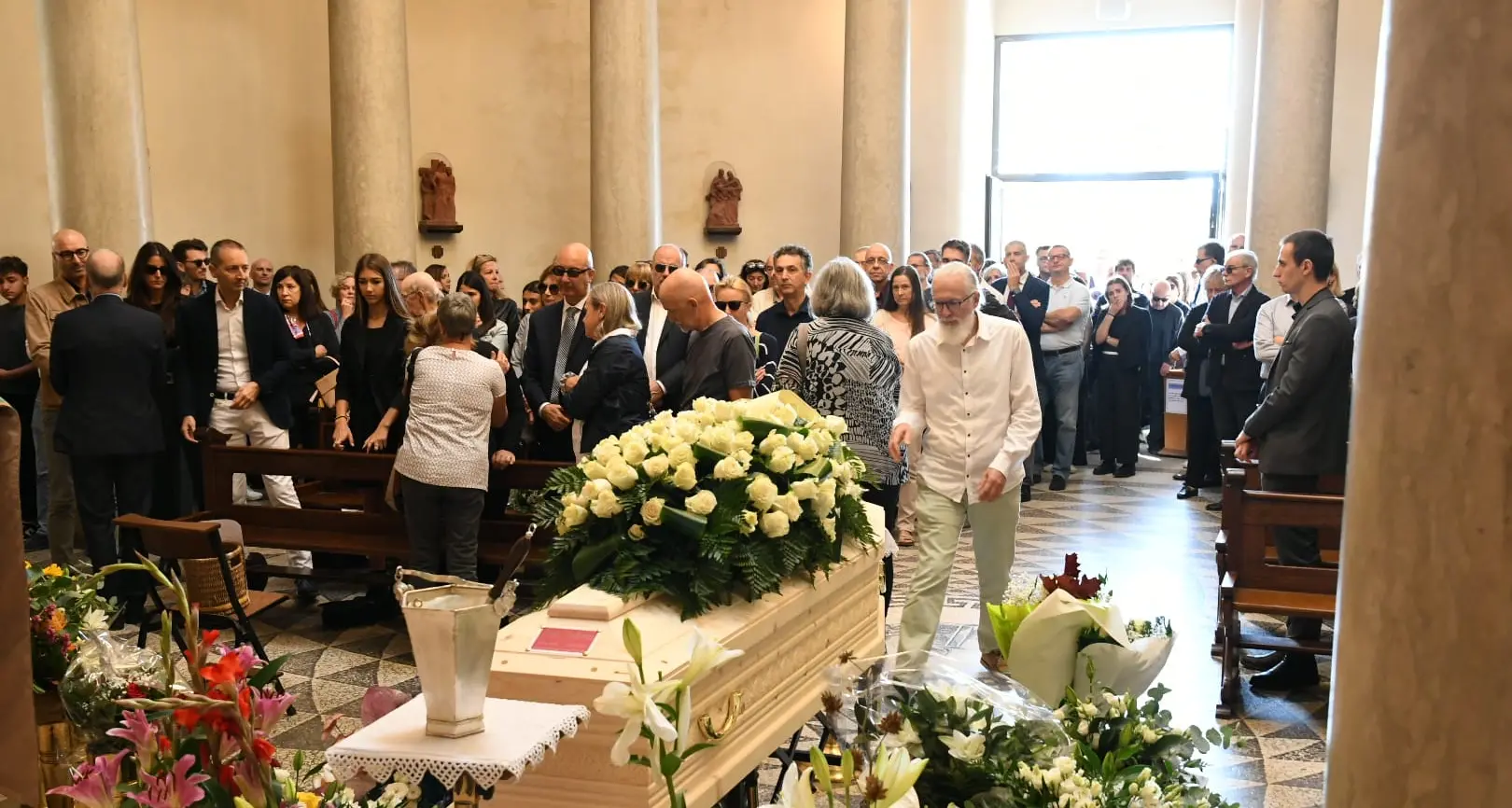 Al cimitero cittadino il commosso addio a Federico Pezzè, il giovane morto nell'incidente di via Venezia