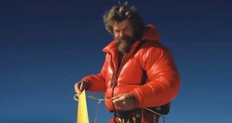 Il record degli ottomila contestato, Messner pubblica un meme: con il metro a misurare la vetta