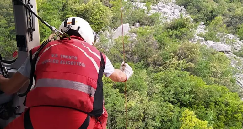 Dro, perde l'appiglio durante la scalata: alpinista precipita per dieci metri