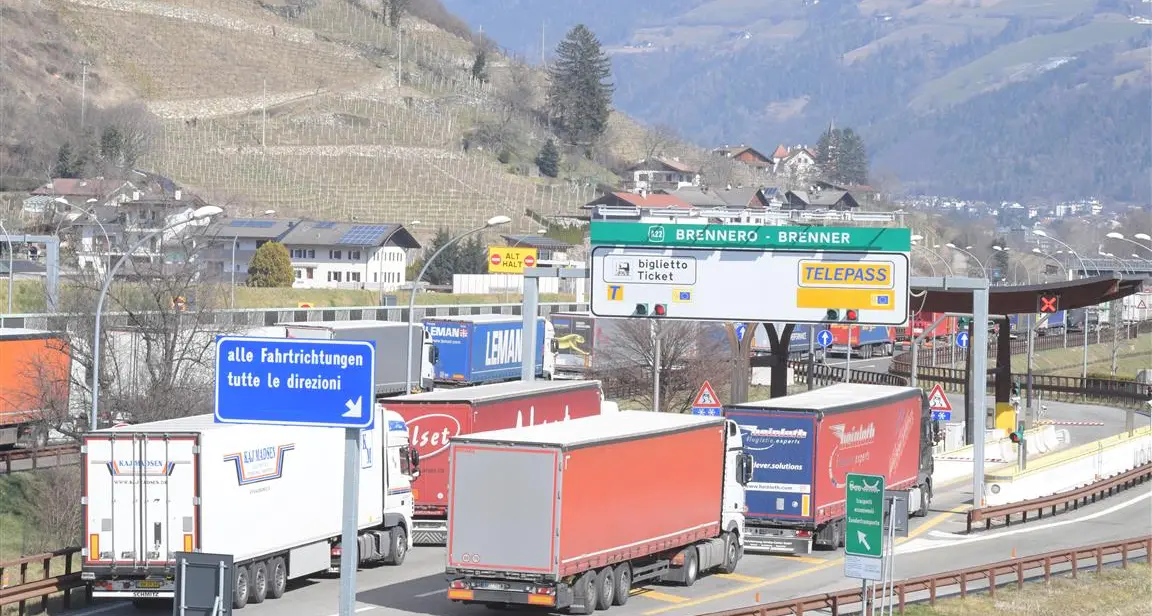 Il Tirolo risponde a Salvini sulle limitazioni ai tir: \"Al Brennero misure di emergenza per tutelare la salute della popolazione\"