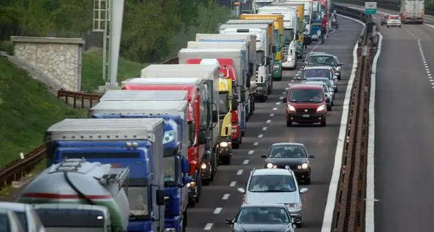 Autotrasportatori trentini contro l'Austria e i divieti: 110 chilometri di coda in A22, ora basta