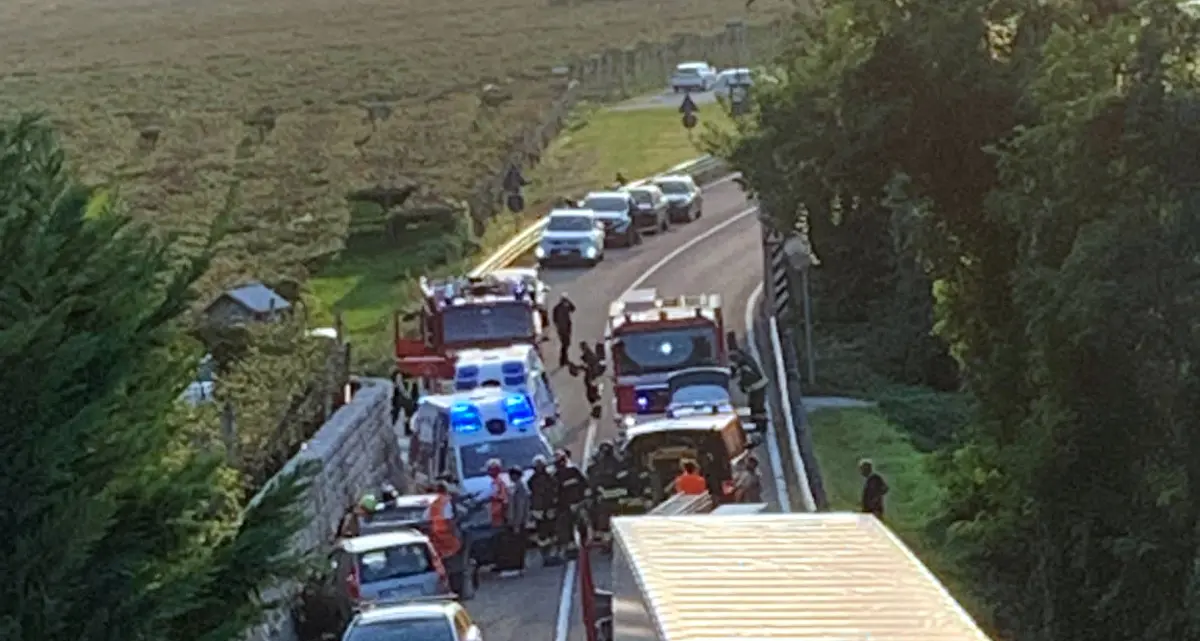 Volano, violento scontro sulla statale del Brennero: tre persone soccorse in codice rosso