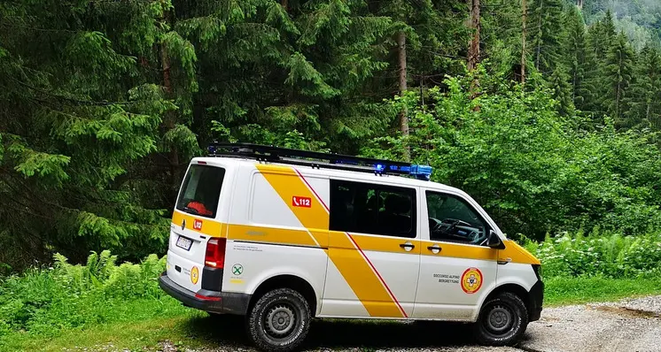 Bimba di due anni scappa nel bosco di notte: ritrovata, sta bene