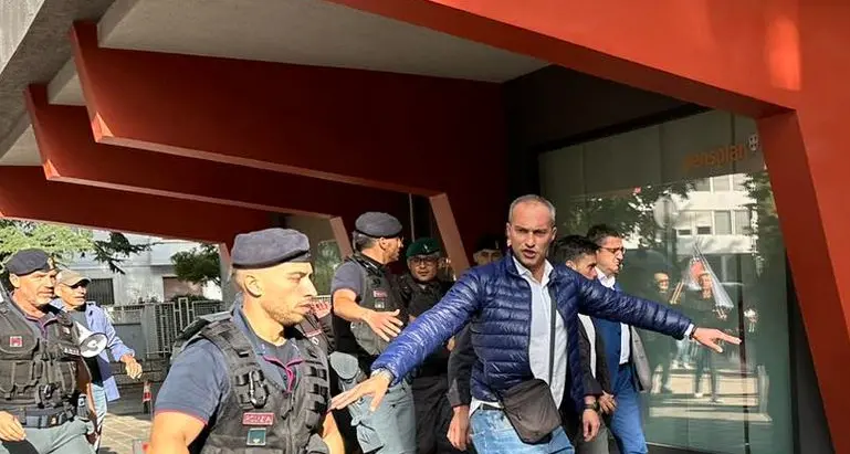 Alcuni animalisti tentano di circondare Fugatti, bloccati dalla polizia in piazza Dante
