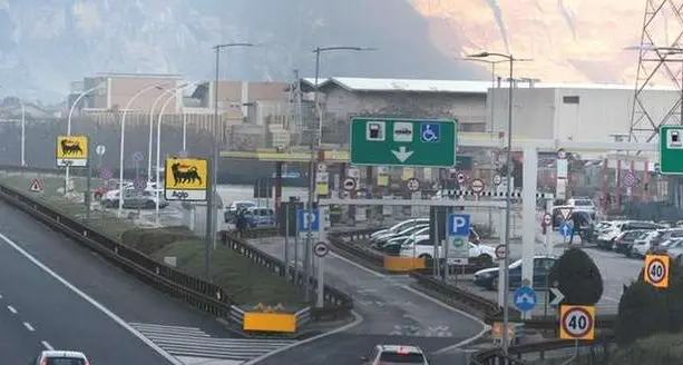 La polstrada ferma due uomini all'area di servizio in A22: sono accusati di furti nelle auto parcheggiate