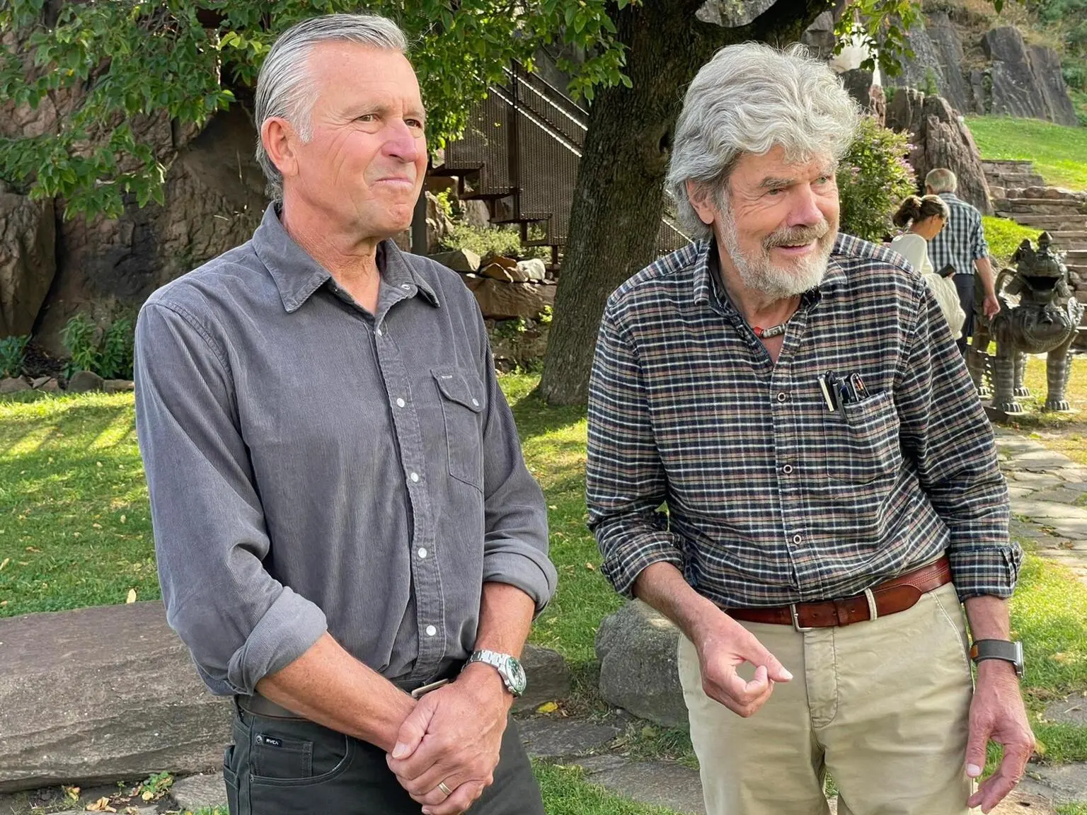 Reinhold Messner (D) ed Ed Viesturs, i primi due alpinisti ad aver scalato tutti i 14 ottomila, ribadiscono una volta in più che questo record per loro non ha nessuna importanza. I due si sono incontrati al museo di Messner a Castel Firmiano, 14 ottobre 2023. ANSA/G.NEWS
