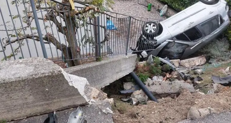 Drammatico schianto a Ronzo Chienis: auto vola nel cortile di una casa, feriti madre e figlioletto