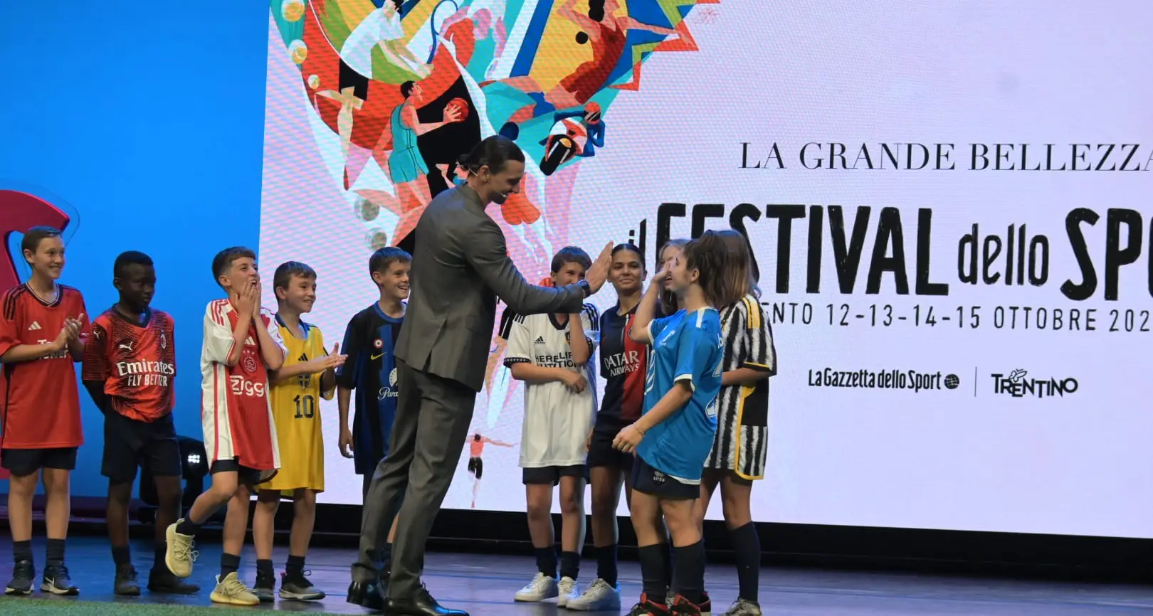 Diego, 11 anni, aveva perso la maglietta juventina nella calca per Ibrahimovic al Festival: ritrovata e restituita