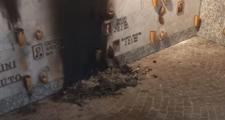 Vandali nel cimitero di San Giovanni: tombe danneggiate e fiamme tra i loculi