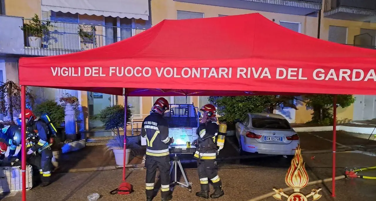 Fiamme in un albergo chiuso, gran lavoro per i vigili del fuoco a Torbole