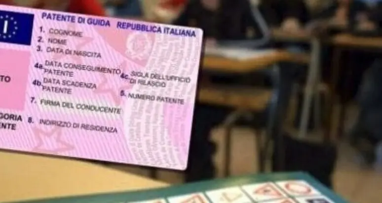 All'esame di guida con il suggeritore, quattro denunciati a Bolzano