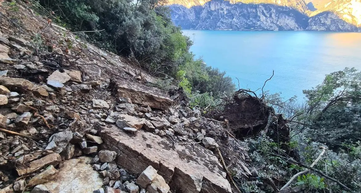 Maltempo, ancora disagi al traffico: restano chiuse la Gardesana orientale (minacciata da nuove frane) e le gallerie per la val di Ledro