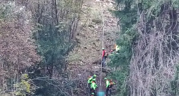 Val d'Assa, cacciatore precipita nel dirupo e muore