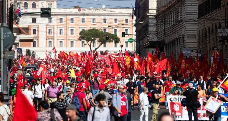 Lo sciopero che Salvini vuole limitare: Cgil e Uil vanno avanti ma escludono il trasporto aereo