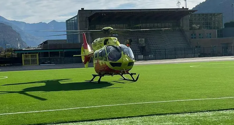 Mori, sessantenne colto da malore scivola dal tetto e cade sul balcone