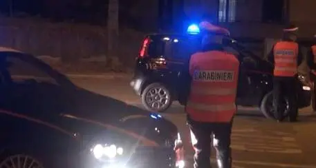 Fermato dai carabinieri, era alla guida ubriaco e con la patente scaduta da 18 anni