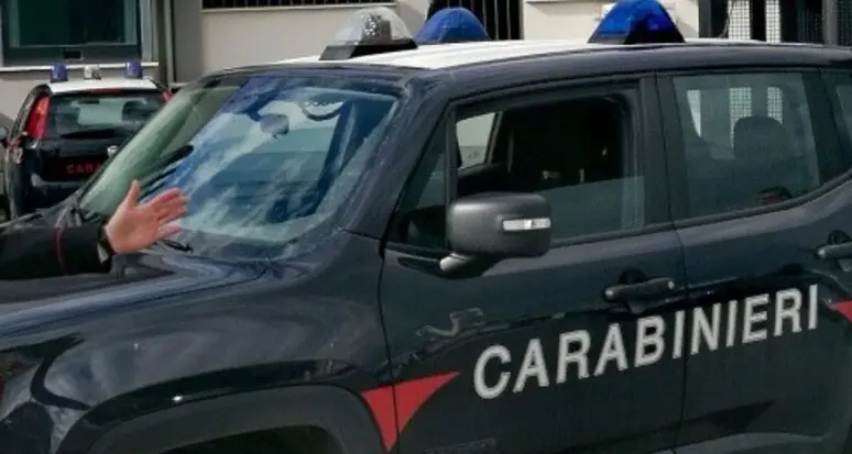 Droga, documenti irregolari e furti di t-shirt: tre cittadini stranieri arrestati dai carabinieri