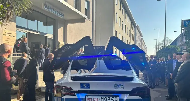 Sull'autostrada Venezia-Padova la prima auto elettrica per la polizia stradale