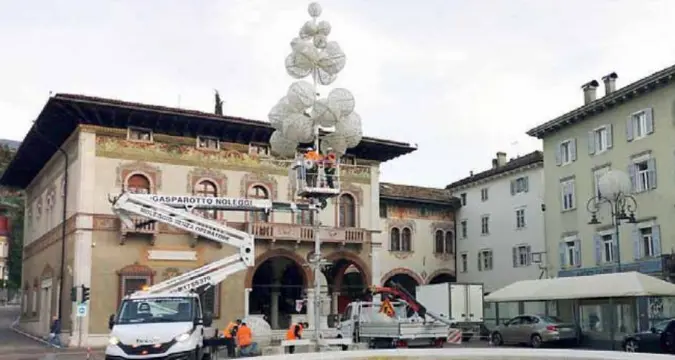 Addio all'abete tradizionale, in piazza Rosmini l'albero di Natale è di vetro