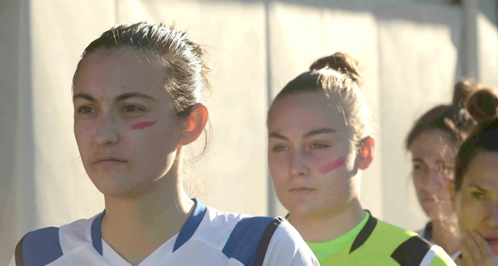 Trento femminile, in campo con un segno rosso sul viso: contro la violenza sulle donne