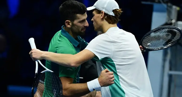 Jannik Sinner si inchina a Novak Djokovic nella finalissima a Torino