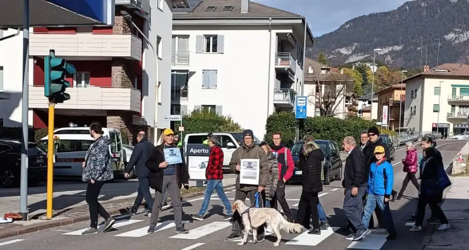 «Più sicurezza per pedoni e biciclette», manifestazione dove due giovani hanno perso la vita