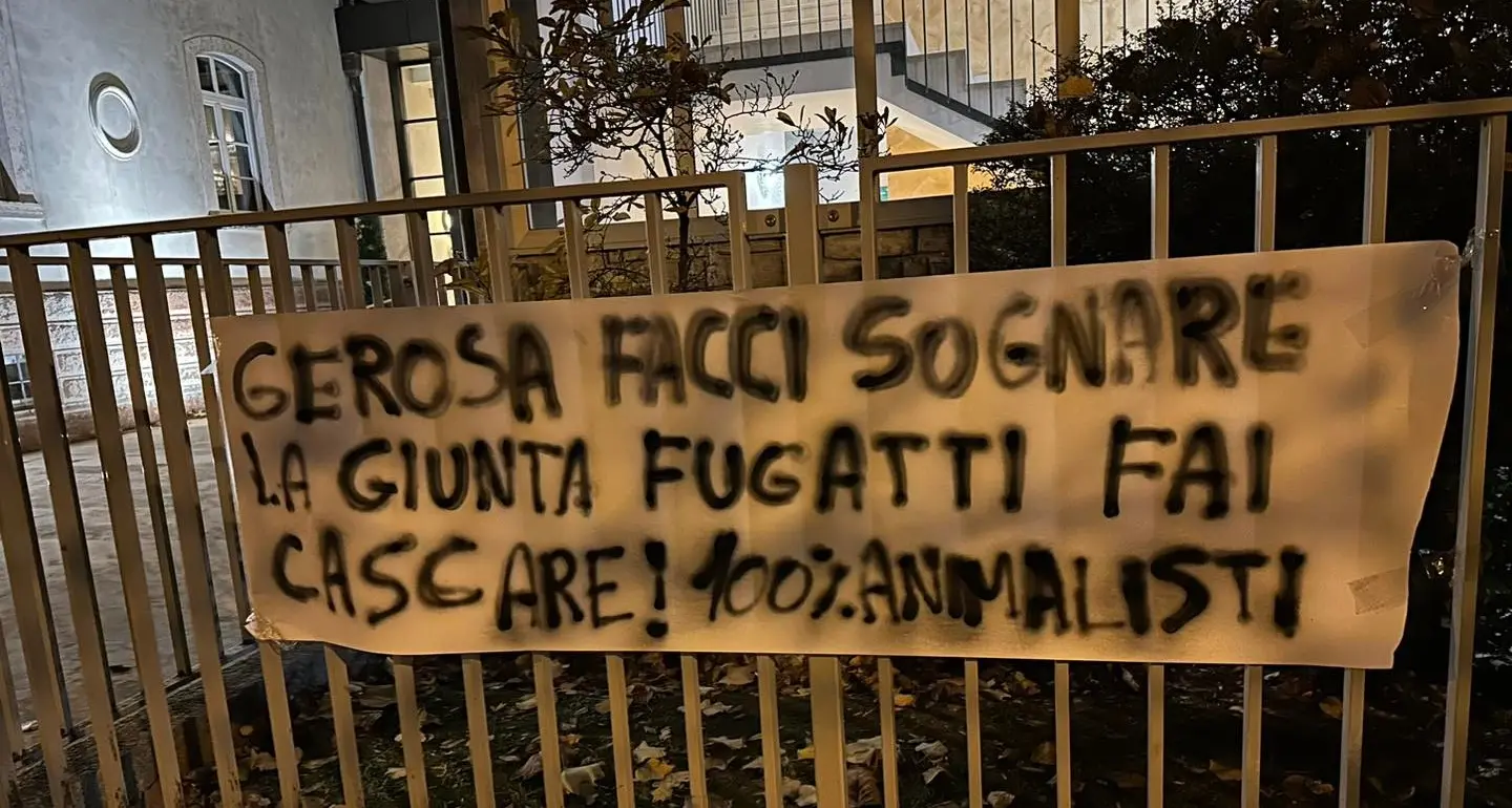 Striscione animalista in Provincia: \"Gerosa facci sognare, la giunta Fugatti fai cascare\"