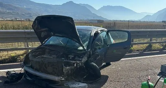 Nave San Rocco, scontro frontale tra due auto: in ospedale un uomo di 62 anni