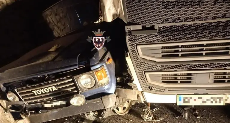 Camion travolge un pick-up fermo per un guasto sulla statale: per fortuna il guidatore era già sceso