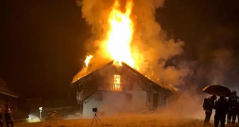 Rabbi, rogo distrugge una casa: gran lavoro per una sessantina di vigili del fuoco