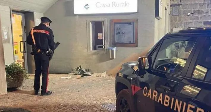 Sover, assalto al bancomat: fatto saltare nella notte lo sportello automatico della Cassa rurale