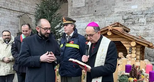 Il presepio in legno di piazza Grande a Perugia arriva dal Trentino: un dono a mons. Ivan Maffeis