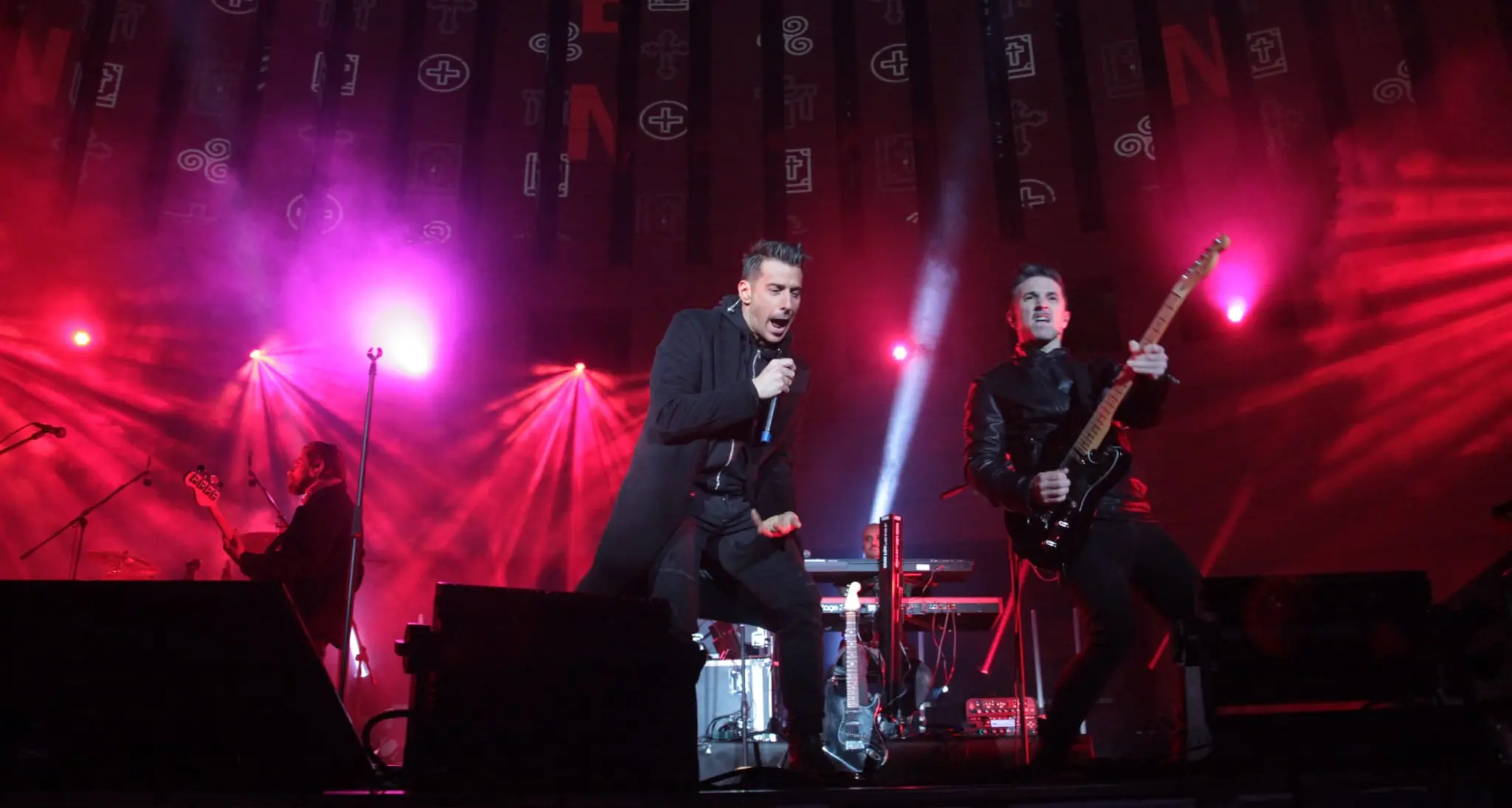 Gabbani riscalda oltre 1.500 spettatori nella piazza del Mart