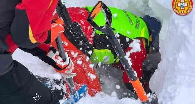 Valanga vicino al rifugio Vajolet: scialpinista estratto dalla neve, sta bene