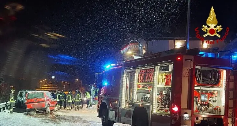 Scontro frontale nella notte: perde la vita un uomo di 54 anni