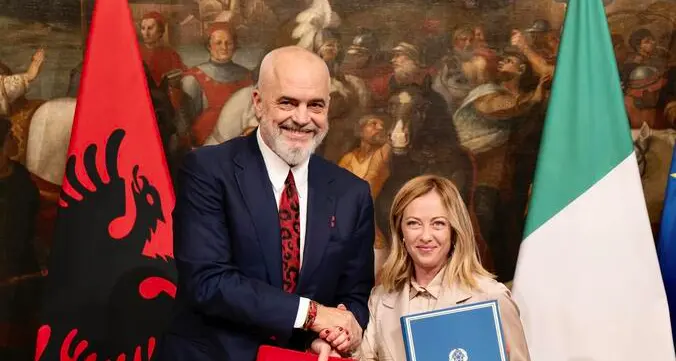 Migranti, bufera sull'intesa del governo Meloni con Tirana: la Corte costituzionale albanese sospende il voto