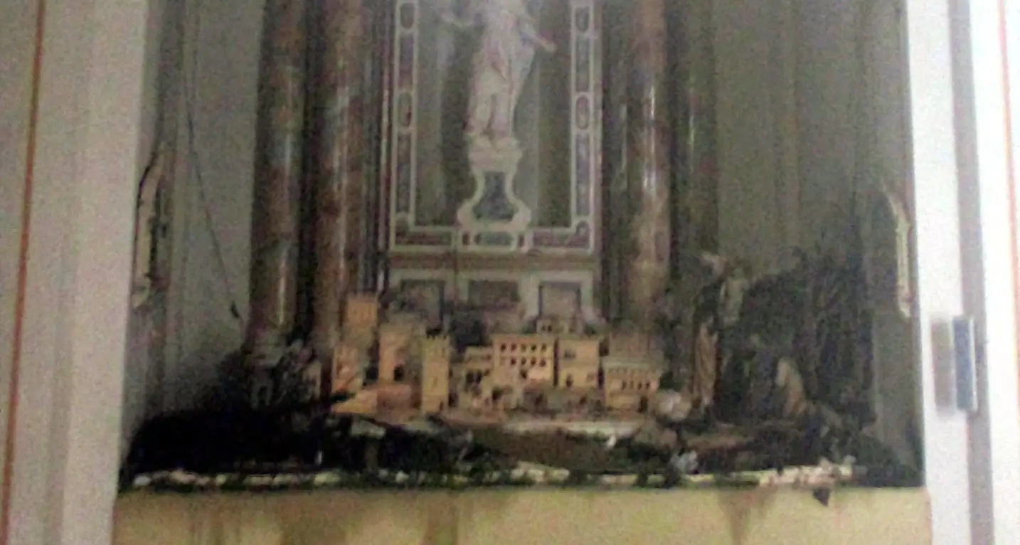 Incendio devasta il presepio nella parrocchiale di Brentonico, non si esclude l'origine dolosa