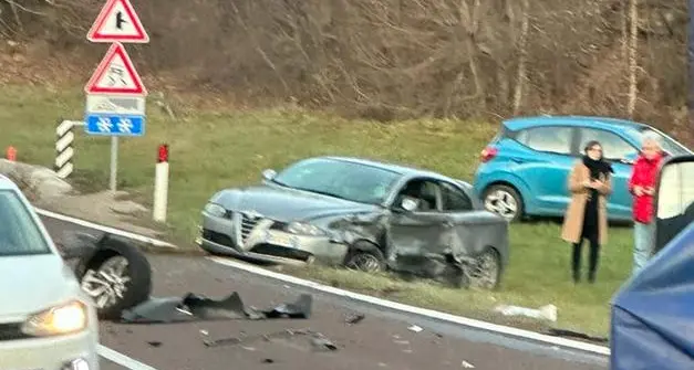 Schianto sulla Gardesana occidentale: due persone ferite e disagi al traffico nella zona di Vezzano