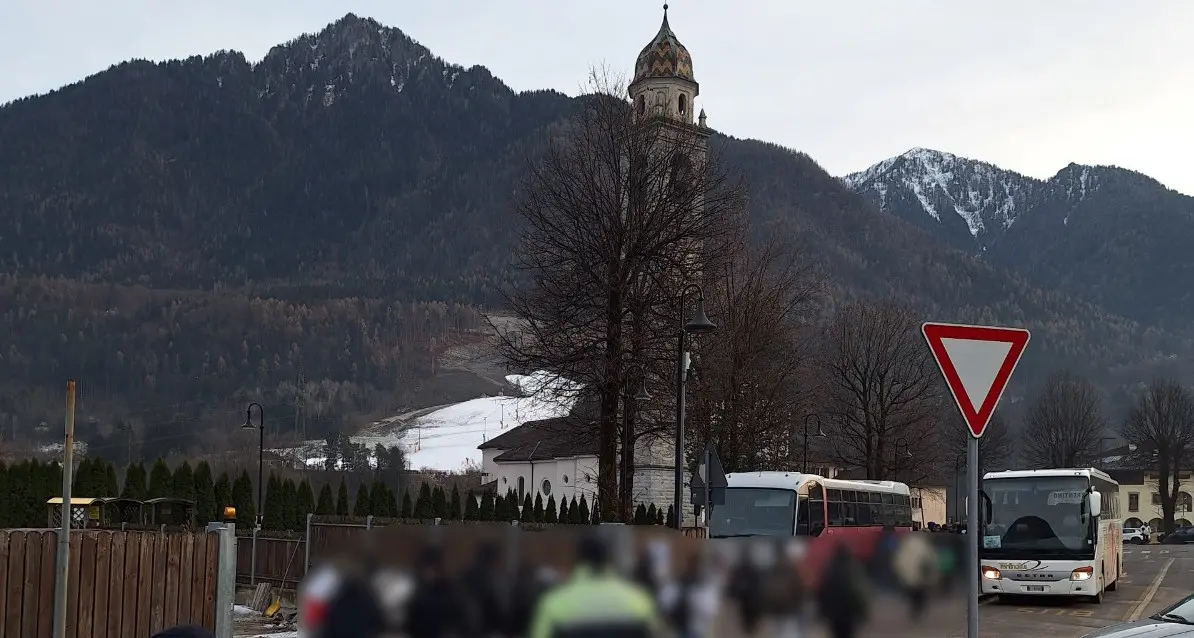 Tione, stazione dei bus danneggiata con l'estintore: identificati due minorenni