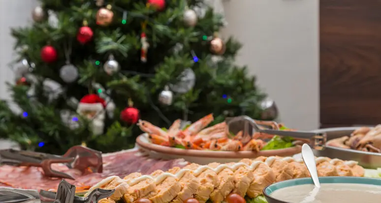 Natale e dintorni, come sopravvivere alle abbuffate e allo stress in dieci consigli