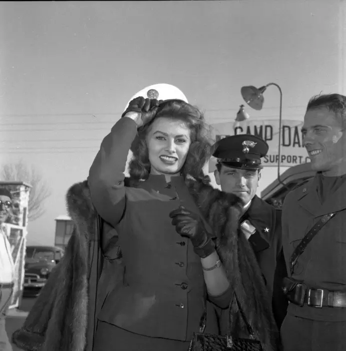 1954 Sofia Loren all'inaugurazione club sottoufficiali Usa. Lo scoppio della seconda guerra mondiale e i successivi bombardamenti causarono la distruzione di gran parte della città storica e la morte di numerosi civili: ingenti danni si registrarono anche nelle aree industriali e portuali, che furono tra i principali obbiettivi delle incursioni aeree. Livorno venne liberata nel luglio del 1944. Da quella data nella città vi fu un susseguirsi di truppe americane che si stanziarono sul territorio al fine di facilitare le operazioni post-belliche.