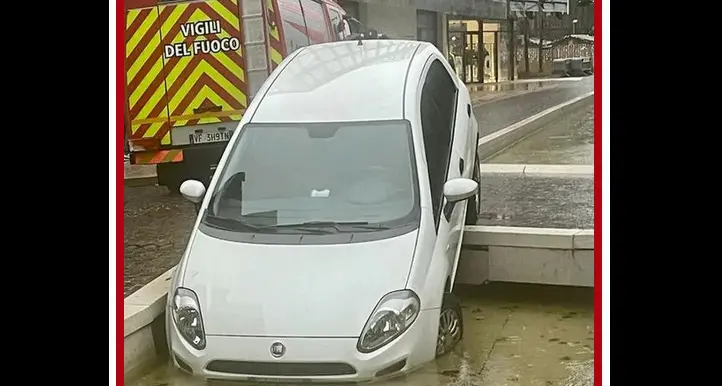 Sbaglia la manovra alle Albere e finisce con l'auto dritto nel canale
