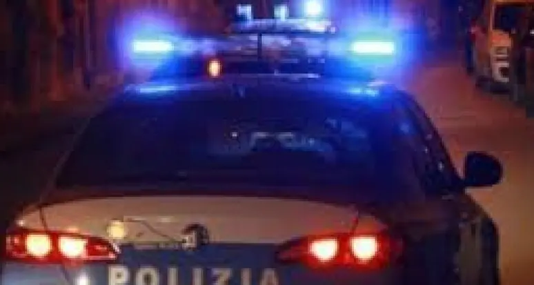 Un uomo trascinato fuori dall’auto e picchiato per strada da un gruppo di giovani