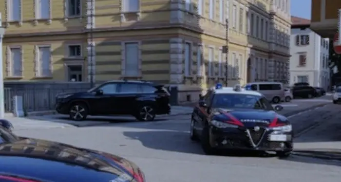 Guida senza patente in centro a Trento e non si ferma all'alt dei carabinieri: giovane inseguito e arrestato