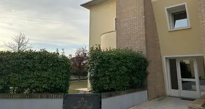 Getta la figlia dal primo piano e poi si butta: 43enne arrestato, la bimba si salva